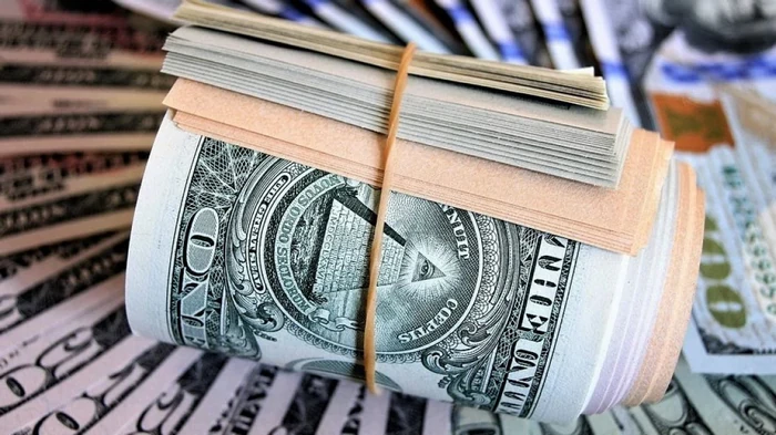 Сколько будут стоить 100 долларов в Украине: прогноз банкира до 7 декабря