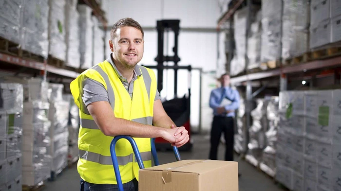 Аутсорсинг комплектувальників: коли має сенс передати збір замовлень на сторону