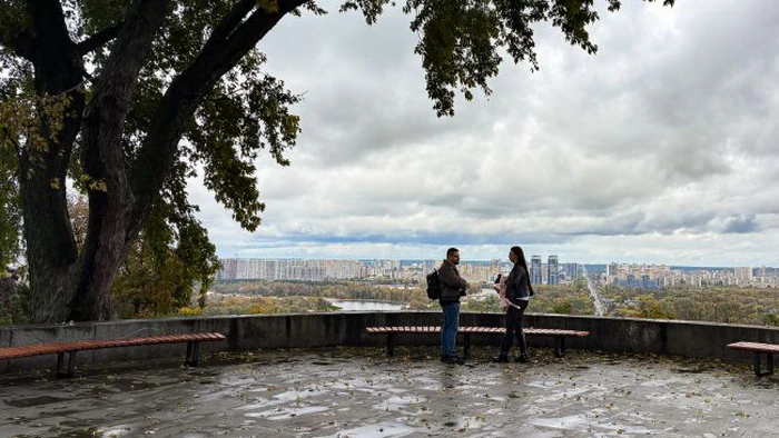 Тепло до +8 і сильний вітер: яка погода в Україні буде сьогодні