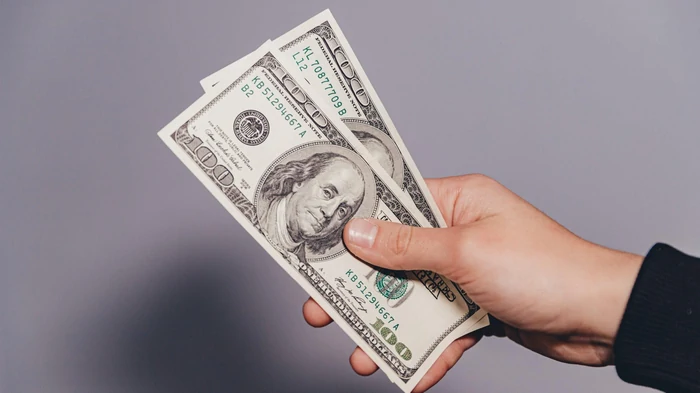 НБУ немного снизил курс доллара и евро