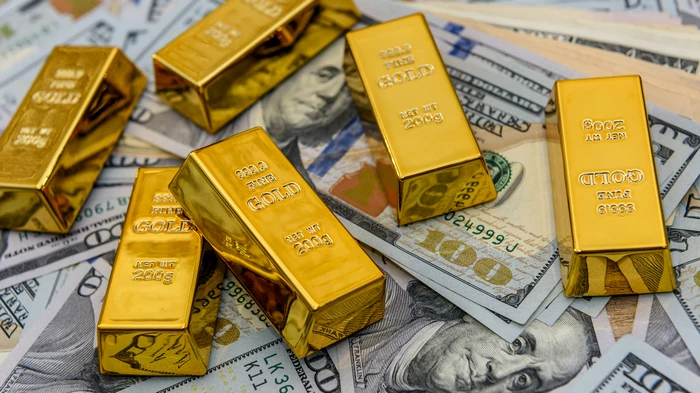 Цены на золото впервые в истории превысили 4700 долларов