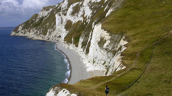 Непогода разрушила часть уникального «динозаврового побережья» в Англии