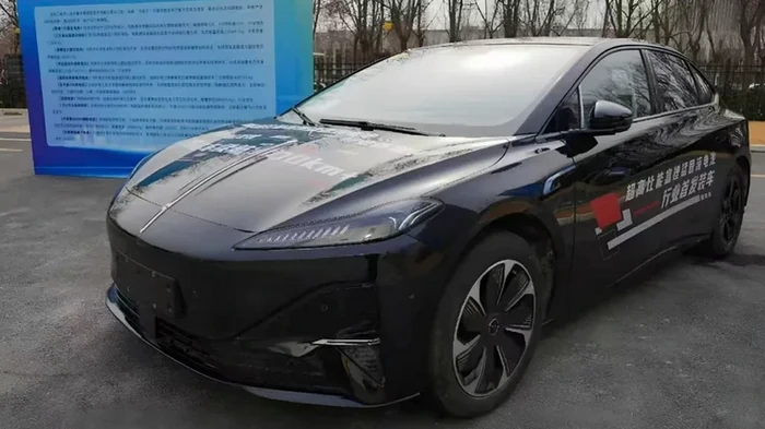Запас ходу — 1000 км: преміальний конкурент Tesla з Китаю отримав проривну батарею