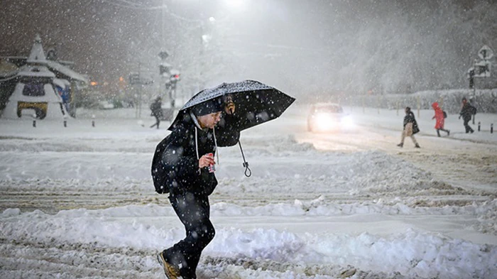 Румынию накрыли снегопады: тысячи людей остались без света