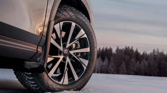 Підлаштовуються під погоду: випущено перші у світі шини з висувними шипами (відео)