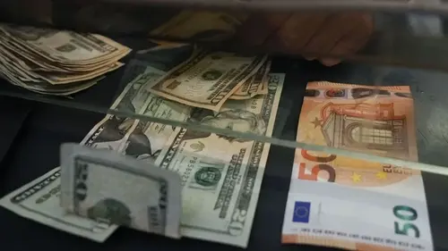 Рынок будет «штормить». Что ждать от курса доллара и евро на следующей неделе — оценка бан...