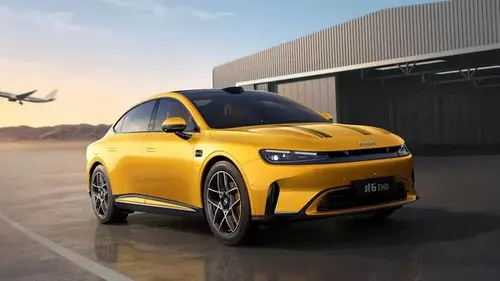 Самый большой в истории: нового конкурента Toyota Camry от Smart показали до премьеры (фот...