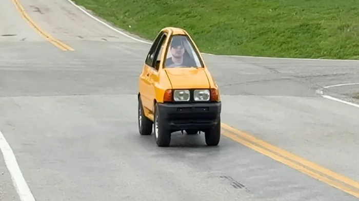 В США создали сверхузкий автомобиль (видео)