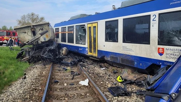 В Словакии поезд столкнулся с грузовиком: есть жертва и пострадавшие