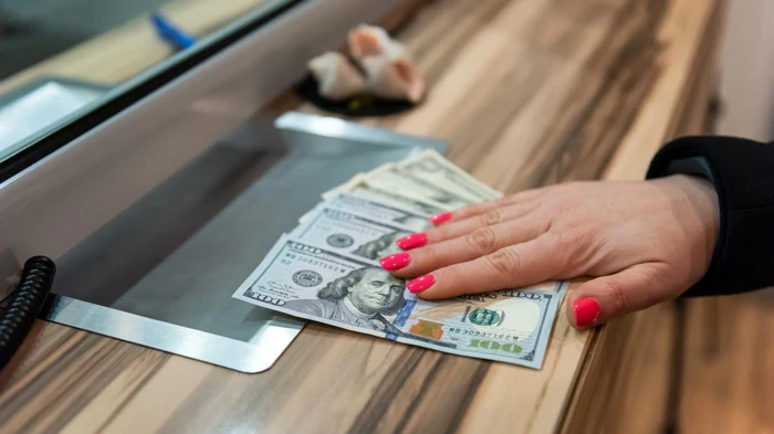 Выгодно ли сейчас покупать доллары в Украине: свежие советы экспертов