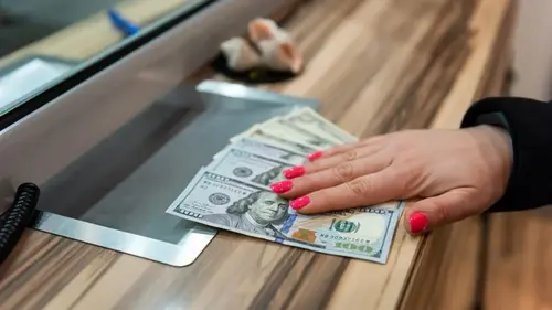 Выгодно ли сейчас покупать доллары в Украине: свежие советы экспертов