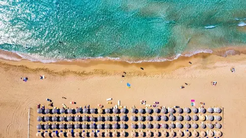 «Слишком много туристов»: Греция вводит новые строгие правила для пляжей