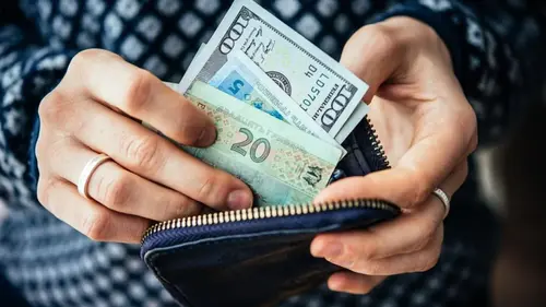 Сколько будет стоить доллар в мае: свежий прогноз банкира