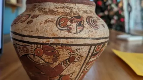 Женщина купила в секонд-хенде вазу за 3,99$, которая спустя 5 лет оказалась артефактом май...