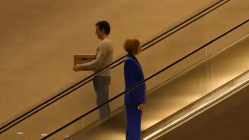 Netflix показал трейлер ромкома «Дамы вперед» с Розамунд Пайк и Сашей Бароном Коэном