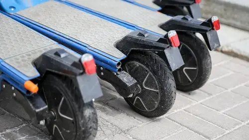 Водителей самокатов наказать за нарушение невозможно: адвокат раскрыл причины