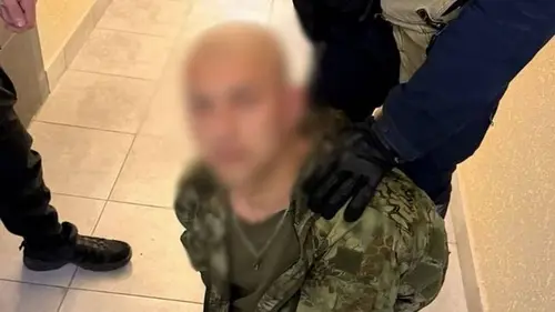 Мужчина с карабином разгуливал по территории ЖК в Киеве, его задерживал спецназ