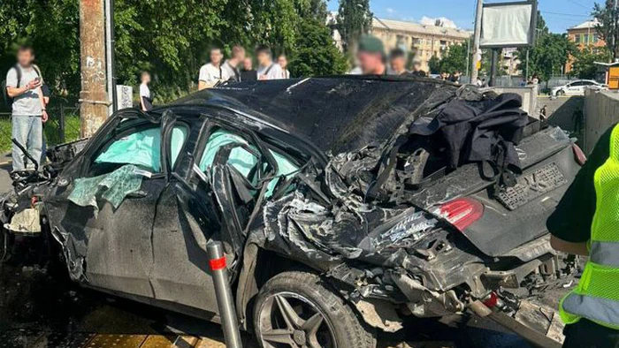 В Киеве авто влетело в подземный переход, есть жертвы