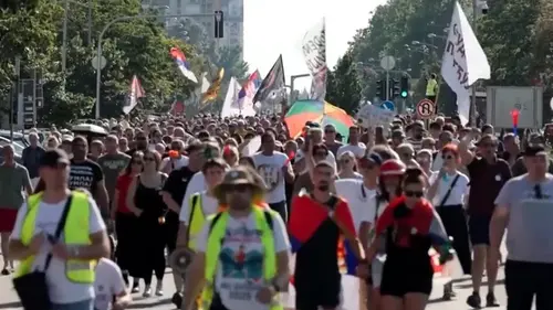 В Сербии тысячи людей вышли на антиправительственный митинг с требованием досрочных выборо...