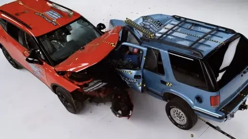 Chevrolet Blazer 1996 года и 2026-го столкнули лбами в краш-тесте: результат впечатлил (ви...