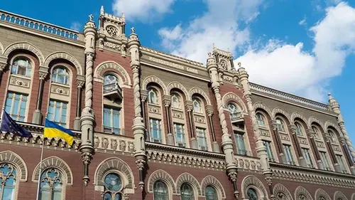 Нацбанк снизил продаж долларов ниже психологической отметки