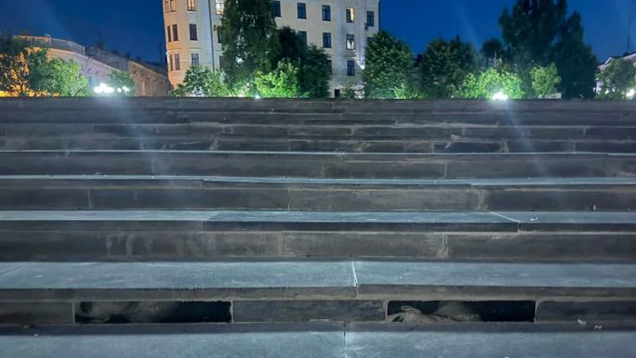 Фото людей під ногами. У центрі Чернівців могли збудувати сходи з могильних плит