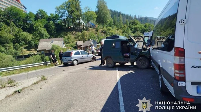В Закарпатье ДТП с тремя авто: пострадали 13 человек, среди них дети