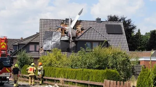 Упал прямо на крышу: в Германии самолет врезался в жилой дом, есть пог...
