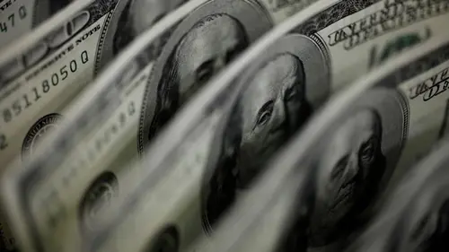 Скільки коштуватимуть 100 доларів в Україні: прогноз банкіра на серпень