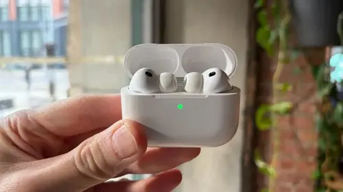 Apple готує революцію: AirPods із камерами можуть з’явитися вже цієї осені