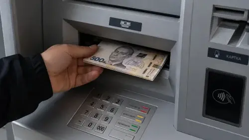 Скільки грошей можна буде зняти з картки без комісії з 1 жовтня 2026: актуальні ліміти