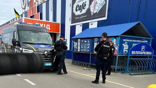 Мужчина с топором атаковал людей в Эпицентре в Ковеле
