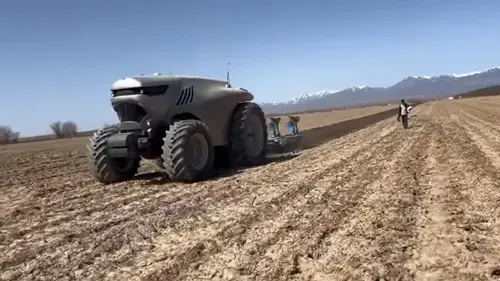 У Китаї автономні трактори обробляють поля, а дороги будують безпілотні машини