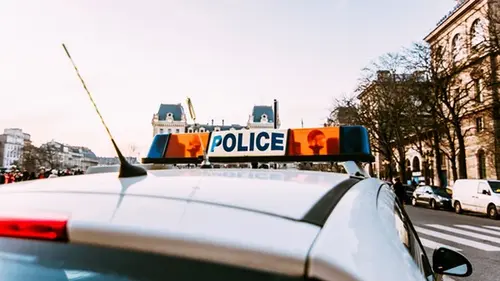 Во Франции мужчина стрелял в прохожих из окна автомобиля