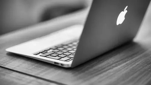 Apple показала новый MacBook Pro с сенсорным экраном: на обороте снова светится «яблоко»