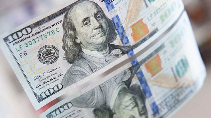 К закрытию межбанка доллар еще подешевел